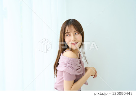 窓際に立つ若い女性 窓際に立つ若い女性 120090445