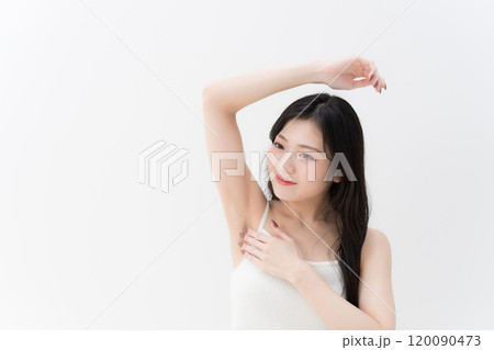 脱毛・ビューティー 脇の下を気にしている若い女性 上半身 脱毛・ビューティー 脇の下を気にしている若い女性 上半身 120090473