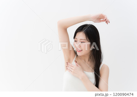 脱毛・ビューティー　脇の下を気にしている若い女性　　上半身 120090474