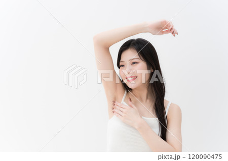 脱毛・ビューティー 脇の下を気にしている若い女性 上半身 脱毛・ビューティー 脇の下を気にしている若い女性 上半身 120090475