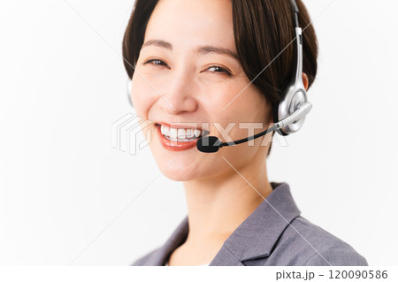 若い女性のオペレーター　ビジネスイメージ 120090586
