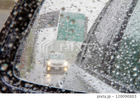 雨天の運転イメージ（助手席のサイドミラーから見た後続車） 120090803