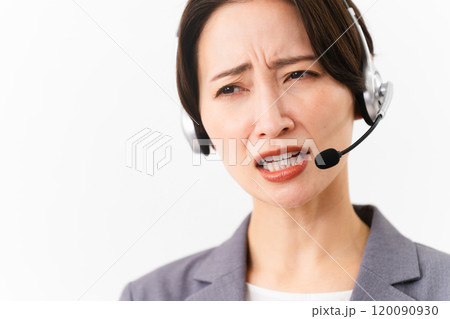 若い女性のオペレーター　ビジネスイメージ 120090930