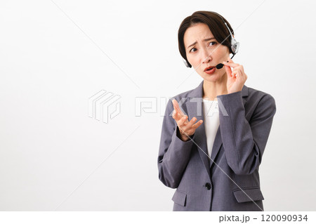 若い女性のオペレーター　ビジネスイメージ 120090934