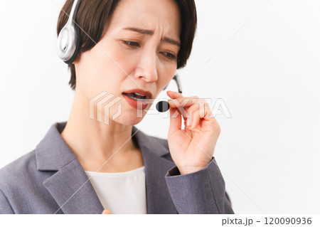 若い女性のオペレーター　ビジネスイメージ 120090936