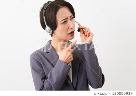 若い女性のオペレーター　ビジネスイメージ 120090937
