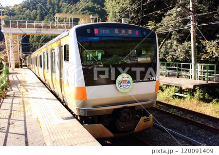 明るい陽射しを浴びながら青梅線の鳩ノ巣駅を発車した奥多摩行電車(1) 明るい陽射しを浴びながら青梅線の鳩ノ巣駅を発車した奥多摩行電車(1) 120091409