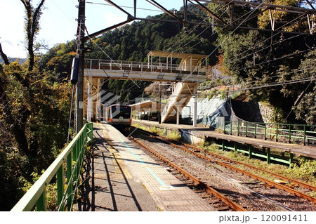 明るい陽射しを浴びながら青梅線の鳩ノ巣駅を発車した奥多摩行電車（3） 120091411