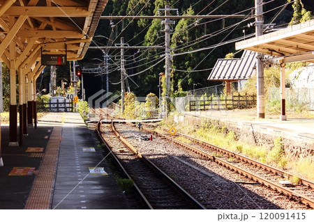 青梅線鳩ノ巣駅のプラットフォーム（3） 120091415