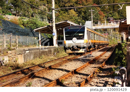 青梅線の鳩ノ巣駅に停車中の青梅行電車（1） 120091429