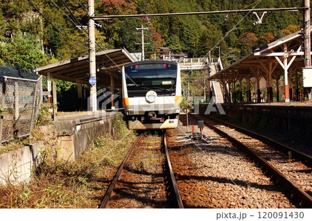 青梅線の鳩ノ巣駅に停車中の青梅行電車(2) 青梅線の鳩ノ巣駅に停車中の青梅行電車(2) 120091430