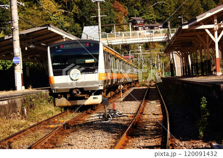 青梅線の鳩ノ巣駅を発車した青梅行電車(1) 青梅線の鳩ノ巣駅を発車した青梅行電車(1) 120091432