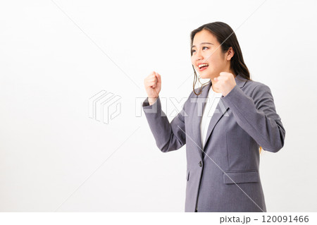 ビジネススーツを着ている若い女性　ビジネスイメージ 120091466