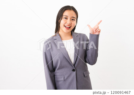 ビジネススーツを着ている若い女性　ビジネスイメージ 120091467