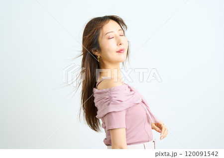 若い日本人女性のファッションポートレート 120091542