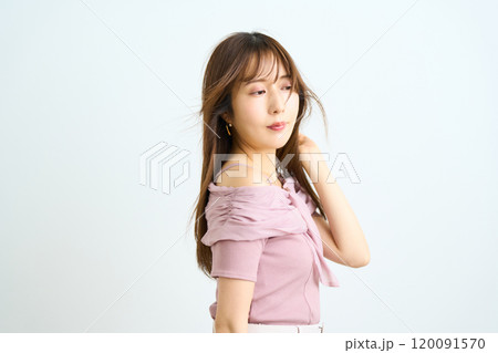 若い日本人女性のファッションポートレート 120091570