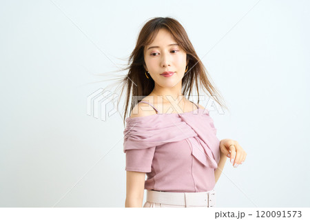 若い日本人女性のファッションポートレート 120091573