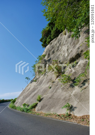 山の崖崩れ防止の工事をした状態 山の崖崩れ防止の工事をした状態 120091681