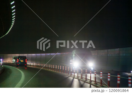 対向車のヘッドライトの反射（トンネル内） 120091864