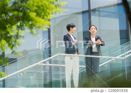 オフィスの前で微笑む2人の女性 オフィスの前で微笑む2人の女性 120091938