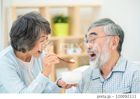 旦那に食事を与えるシニア女性 120092111