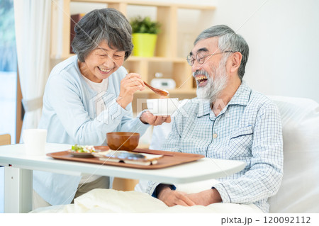 旦那に食事を与えるシニア女性 120092112