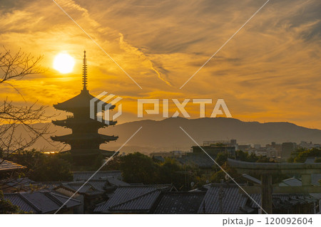 夕焼け空と八坂の塔 夕焼け空と八坂の塔 120092604