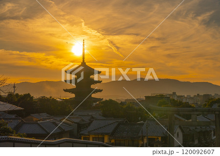 夕焼け空と八坂の塔 夕焼け空と八坂の塔 120092607
