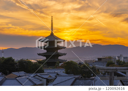 夕焼け空と八坂の塔 夕焼け空と八坂の塔 120092616