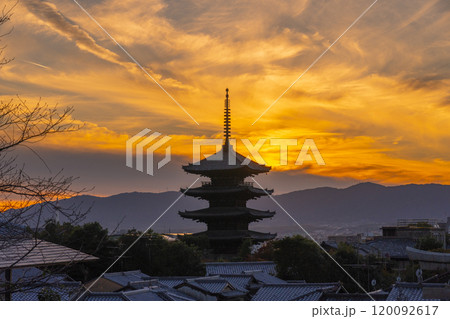 夕焼け空と八坂の塔 120092617