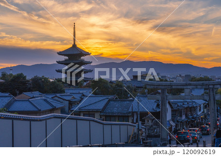 夕焼け空と八坂の塔 120092619