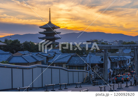 夕焼け空と八坂の塔 夕焼け空と八坂の塔 120092620