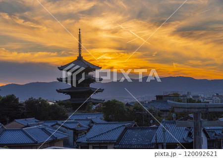 夕焼け空と八坂の塔 120092621