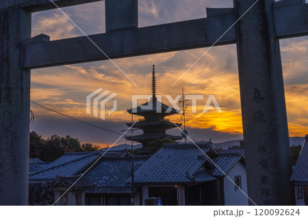空霊山護国神社の鳥居から見える夕焼け空と八坂の塔 120092624