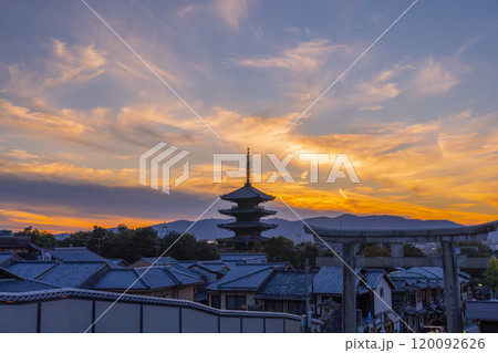 夕焼け空と八坂の塔 夕焼け空と八坂の塔 120092626