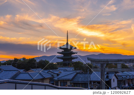 夕焼け空と八坂の塔 120092627