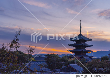 夕焼け空と八坂の塔 120092630