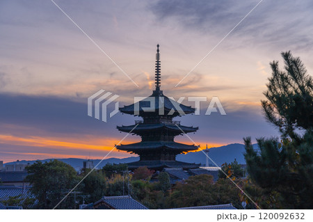 夕焼け空と八坂の塔 夕焼け空と八坂の塔 120092632