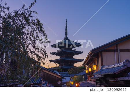 夕焼け空と八坂の塔 夕焼け空と八坂の塔 120092635