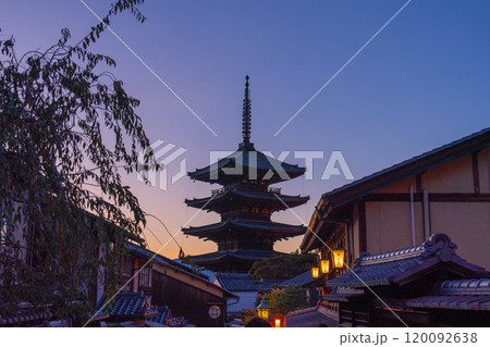 夕焼け空と八坂の塔 120092638