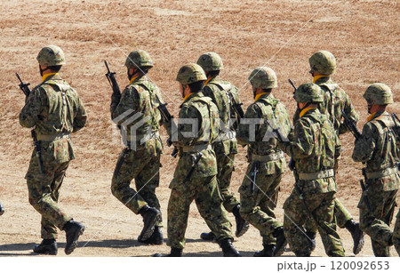 退場する陸上自衛隊の隊員 退場する陸上自衛隊の隊員 120092653