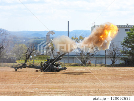 陸上自衛隊の155mm榴弾砲 FH-70の発砲の瞬間 120092655