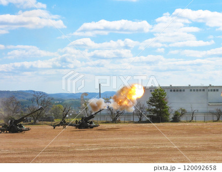 陸上自衛隊の155mm榴弾砲 FH-70の発砲の瞬間 120092658