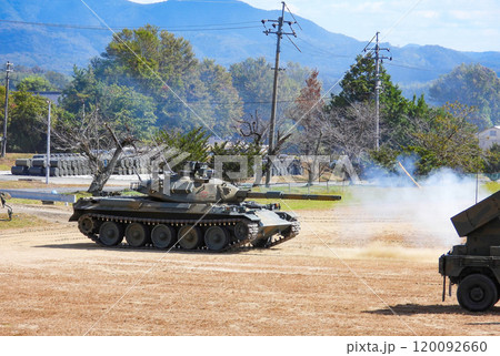 陸上自衛隊の演習場に展示されている戦車 陸上自衛隊の演習場に展示されている戦車 120092660