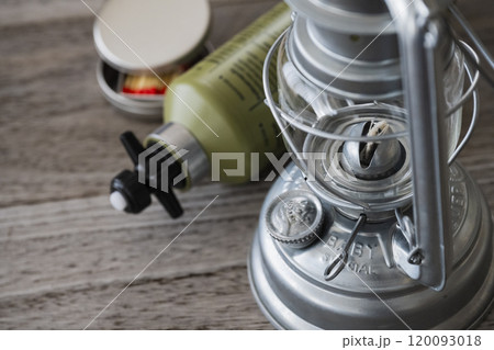 キャンプイメージ素材 オイルランタン 120093018