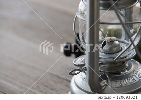キャンプイメージ素材 オイルランタン 120093021