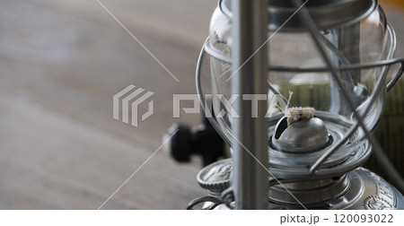 キャンプイメージ素材 オイルランタン 120093022
