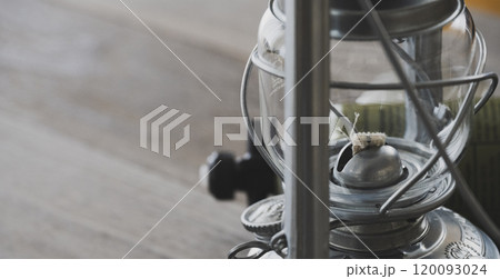 キャンプイメージ素材 オイルランタン 120093024