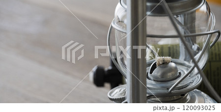 キャンプイメージ素材 オイルランタン 120093025