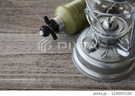 オイルランタン キャンプ素材クローズアップイメージ 120093180